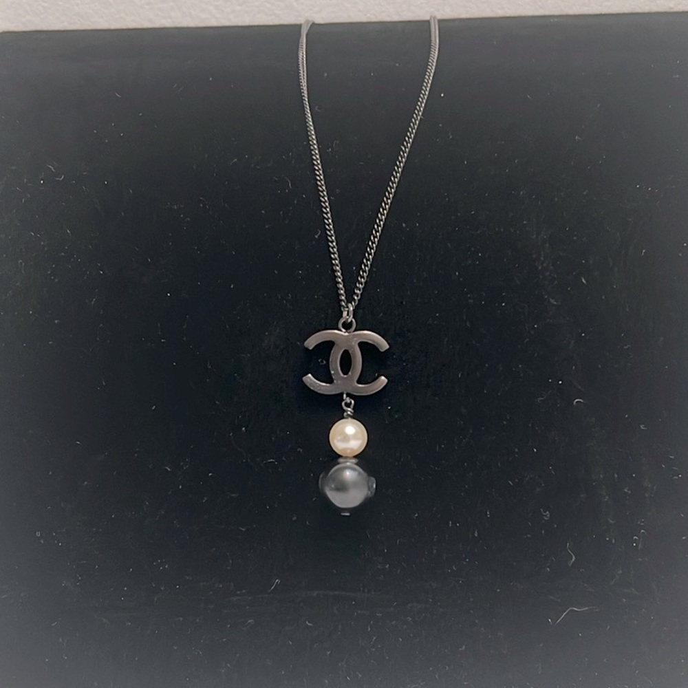 Chanel Black/White Pearl Necklace